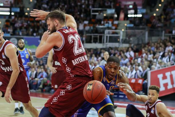 过边路传球 过边路传球